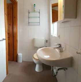 Roligt, centralt beliggende sommerhus med moderne faciliteter - Image 2