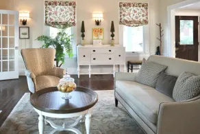 Charming Farmhouse Retreat: Historic Inn Farm Stay - Image 2