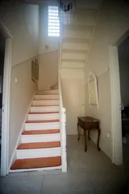 Two-storey recently renovated  garden house  . Family-sized  15' from the center - Image 2