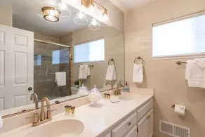 Beautiful Vineyard Ranch House - Image 3
