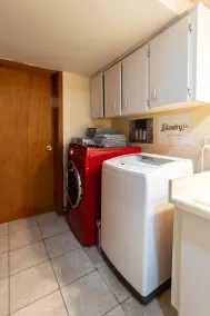 Bloor Paradise - 4 bed /2 bath + Parking & Wi-fi - Image 2