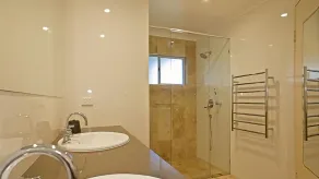 Roll out of bed and onto the beach - Tri-level townhouse ideal for the beachlover! - Image 2