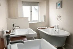 5* Luxurious 1 bed self-catering cottage, 20mins from North&South Cornish coasts - Image 2