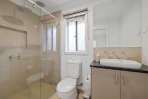 Island Life by Ready Set Stay- Spacious home a stroll away from the beach - Image 3