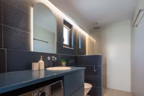 Modern facilities, walking distance to the beach! - Image 2