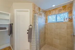 Beautiful Home with Sunroom, Gameroom, Yard & BBQ - Image 2