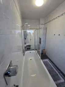 Bright and modern apartment on the ground floor in the center - Image 5