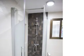Belle Villa rénovée avec piscine privée  sur un terrain de 1000 m² ,très calme. - Image 4