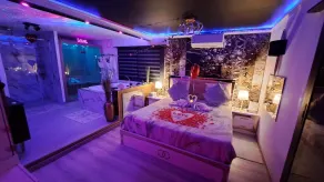 Romantic accommodation with heated indoor pool, sauna, spa, roof top kitchen - Image 2