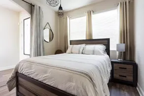 Upscale Modern Home★ King Bed★ Garage Parking★ Sanitized★ Long Stays - Image 5