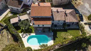 Romantic vacation apartment with large pool and beautiful garden - Image 4