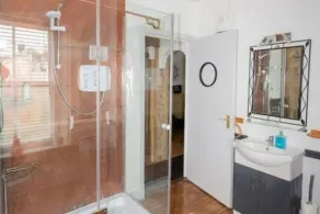 Quirky Apt - Sleeps 6 - Coastal Area - Parking - Image 3