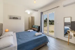 Manos House - Elegant Modern Escape - Image 4