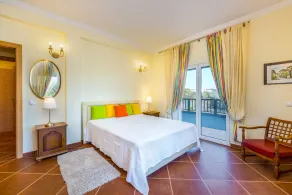 Villa Amarela ist eine wunderschöne, großzügige Villa mit privatem Pool - Image 4