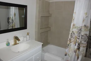 Entire 3 Bedroom Home with Golf Putting & hot spa - Image 3