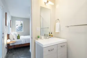 Beautiful 3B3B Close to DT w/Rooftop & Parking - Image 2