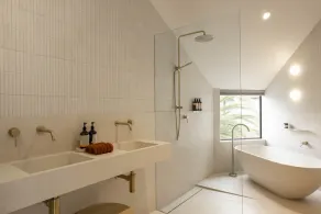 Warm and welcome three bedroom home with full kitchen, walking distance to town. - Image 2