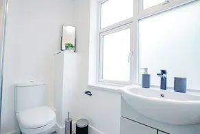 Host & Stay - Croydon Road Apartments - Image 4