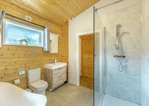 3 bedroom accommodation in Ellesmere - Image 4