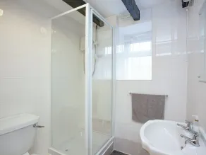 2 bedroom accommodation in Looe - Image 3