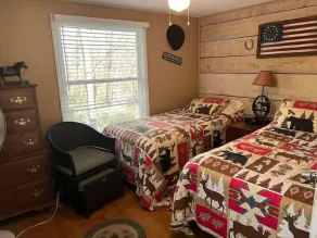 Autumn Escape Bear Paw Cabin: Sleeps 6 · 3BR 1BA · Fire Pit Grill Fireplace - Image 5
