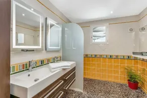 Villa with heated pool in a privileged setting - Image 3
