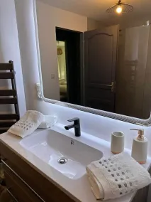 Chaleureux Appartement Rénové, Idéal Avec des Enfants - Image 3