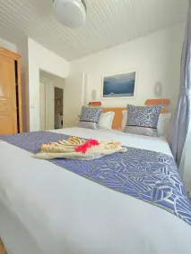 Charming houses with private beach and seaside pool - Image 3