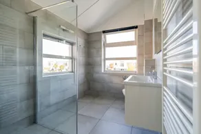 Esta casa isolada da ilha tem uma aparência moderna. A sala de estar está no piso térreo. No g - Image 2