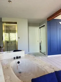 Pacífica casa envuelta en un paisaje tranquilo y pintoresco junto a una playa rocosa.<br> - Image 4