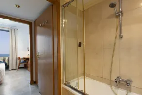 Lets Holidays Apartment Sea Views in Barcelona - Image 2