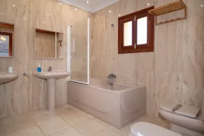 Spectacular villa with pool and private tennis court150 meters from the sea - Image 5