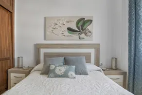 Apartment in City Centre with Balcony & Wi-Fi, Street Parking Available - Image 5