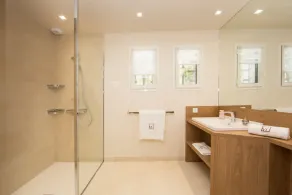 Außergewöhnliche Villa mit bezaubernden Ausblick, private Spa & Pontoon, mit direktem Zugang zum See - Image 4