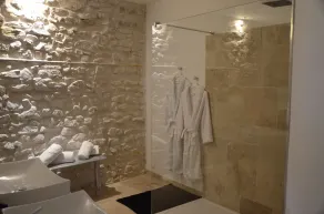 O2suites ambiente barroco con jacuzzi privado - Image 3