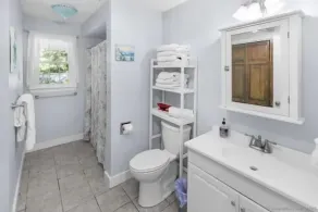 Grande maison familiale, grande cour arrière avec gril et foyer. - Image 3