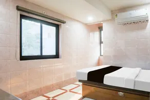 Deluxe Hotel Cozy Inn - Image 4