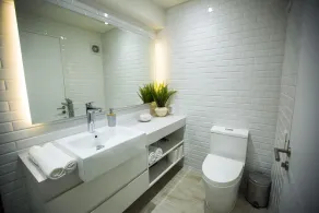 Modern apartment in luxury building - Image 3