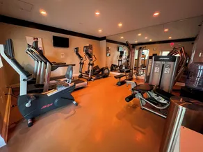 Premium-Universal Studios King Bed Resort Suite, Free Parking,Full Kitchen, Pool - Image 2
