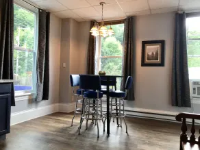Upscale King Suite, mittemot den gamla fängelset, med reserverad parkering utanför gatan - Image 5