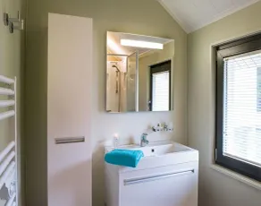 Lakeside Bliss Retreat - Image 5