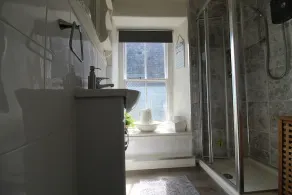Grade II listed vintage cottage located right on the Harbour Front - Image 3