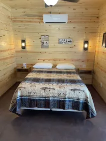 Lake view 2 bedroom cabin that sleeps 6. Private deck and fire pit area. - Image 4