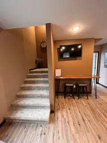 Cozy two level home - 2 minutes from beach on private wooded lot. - Image 3
