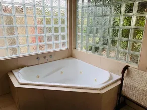 Cottage with spa and beach nearby - Image 2