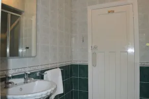 Large four bedroom home near country walks & beach - Image 4