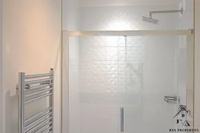 Modern 2 Bed 2 Bath Bracknell with Free Parking - Image 4
