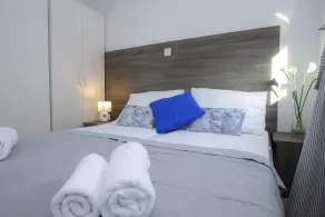 Modern Apartment with Terrace and Pool View - Image 5