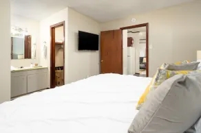 Work Travel• KingBed• P&G• Kitchen• W/D• Pets•WiFi - Image 5