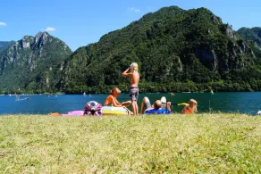 Directly on the lake - Image 2